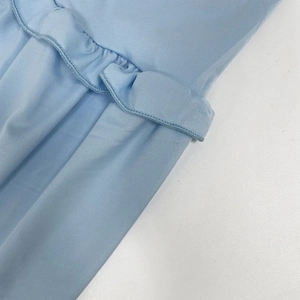Détails de tissu sergé bleu clair avec volants et passant de ceinture assorti