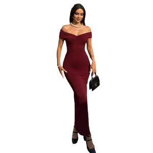 Robe longue élégante bordeaux à épaules dénudées et coupe ajustée pour les soirées