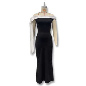 Détail de la robe moulante noire élégante avec décolleté blanc à épaules dénudées et ruban