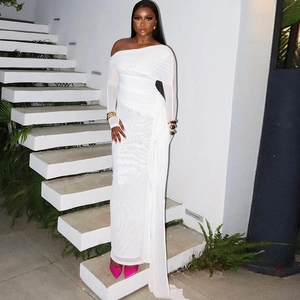 Robe élégante en tulle blanc à une épaule avec manche longue et ruban fluide latéral
