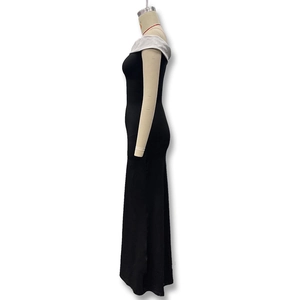 Vue latérale de robe moulante élégante à épaules dénudées avec contraste noir et blanc