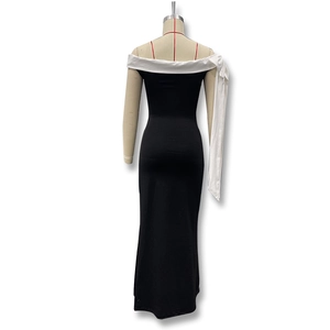 Détail de l'encolure blanche à épaules dénudées avec élégante écharpe sur robe noire