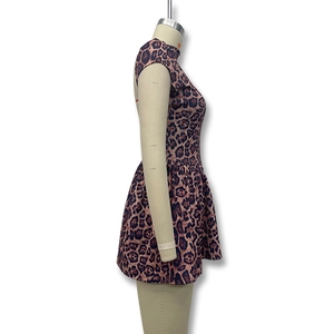 Vue latérale d'une robe courte ajustée à imprimé léopard sur un mannequin de couture
