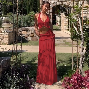 Détail d'un ensemble rouge deux pièces avec crop top dos nu et jupe longue à volants