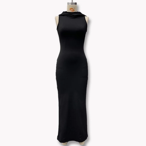 Détail de la capuche et de la texture en maille de cette robe longue noire sans manches