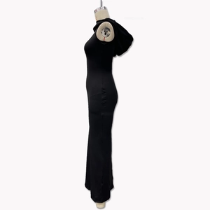 Détail d'une robe longue noire sans manches à capuche avec fente au dos et coupe ajustée
