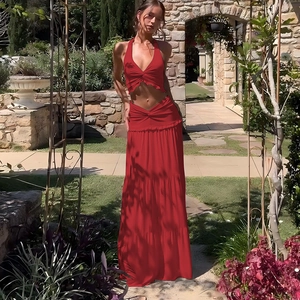 Dettaglio del top a incrocio rosso e del set gonna lunga a balze a strati