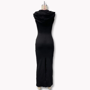 Vue détaillée d'une robe longue noire en maille avec fente au dos et capuche élégante