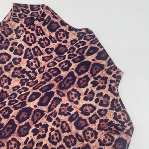 Vue détaillée du motif léopard et de la texture du tissu sur l'encolure de la robe plissée