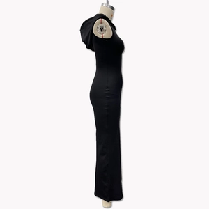 Vue latérale d'une robe maxi noire sans manches à capuche avec coupe ajustée et maille