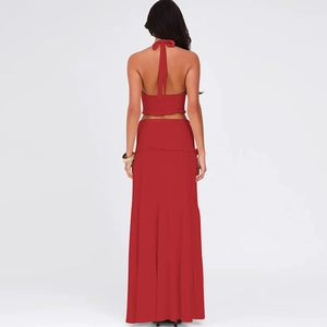 Vista posteriore del completo rosso con top a fascia e gonna lunga a balze