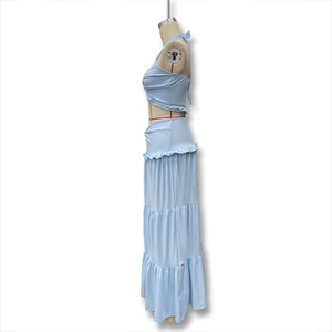 Détail de l'ensemble deux pièces bleu clair avec jupe longue à volants style bohème