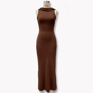 Détail de la robe maxi marron sans manches avec capuche et coupe ajustée élégante