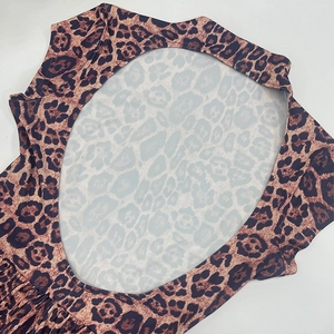 Détail du tissu à motif léopard montrant la découpe au dos et la texture des coutures