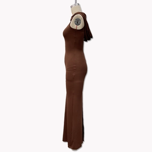 Détail d'une robe longue marron sans manches avec capuche et fente élégante au dos