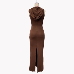 Détail de la robe longue marron sans manches à capuche avec fente arrière élégante