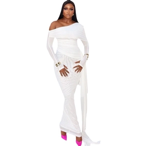 Élégante robe longue ajustée en mesh blanc à épaule dénudée avec manches et plis