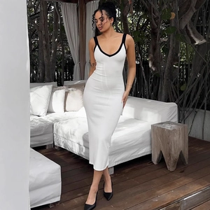 Robe midi moulante blanche à col en V contrasté dans un décor de jardin tropical chic