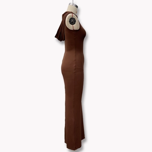 Détail d'une robe maxi marron sans manches à capuche avec fente arrière et coupe ajustée