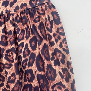 Gros plan sur le tissu plissé à motif léopard avec des détails de texture raffinés