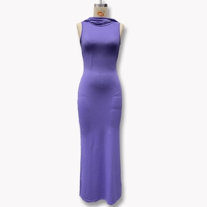 Vue détaillée de la robe longue violette sans manches à capuche en tissu extensible