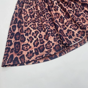 Détail de l'ourlet d'une robe léopard avec coutures précises et texture de maille douce