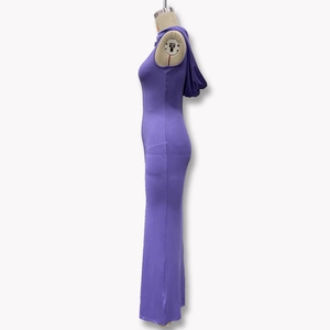 Détail de la robe longue à capuche violette sans manches montrant la texture du tissu