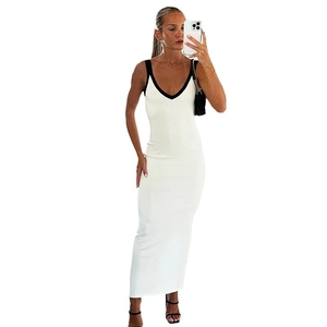 Robe longue blanche ajustée avec bordure contrastée, dos nu élégant et col en V profond