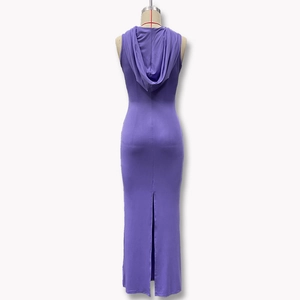 Vue arrière d'une robe violette sans manches à capuche avec une fente élégante au bas