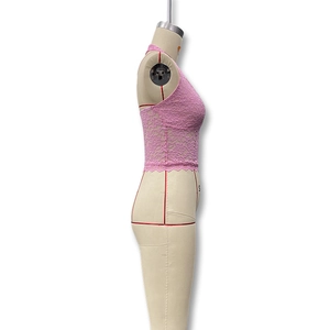 Vue latérale détaillée du crop top en dentelle rose avec bords festonnés et licou sexy