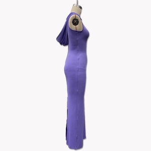 Détail d'une robe moulante violette sans manches avec dos à capuche et fente latérale