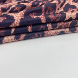 Vue détaillée de la texture du tissu plissé à imprimé léopard marron et souple