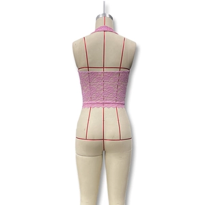 Vue arrière du haut licou en dentelle rose avec motifs floraux et bordure en dentelle de cils