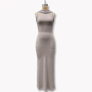 Détail d'une robe maxi sans manches à capuche mauve avec fente au dos minimaliste