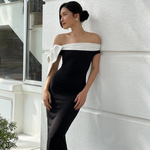 Robe moulante noire à épaules dénudées avec bordure blanche et noeud élégant