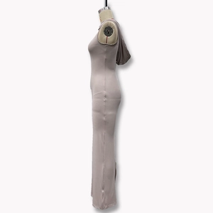 Détail de la robe moulante grise sans manches à capuche avec fente arrière élégante