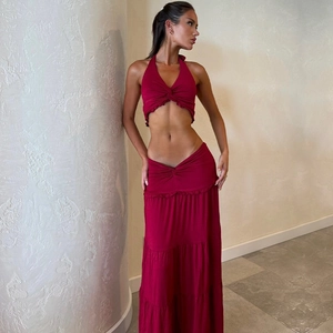 Ensemble sexy deux pièces rouge vin avec haut licou et jupe longue à volants femme