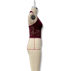 Vue détaillée du crop top en dentelle bordeaux montrant le tissu floral délicat