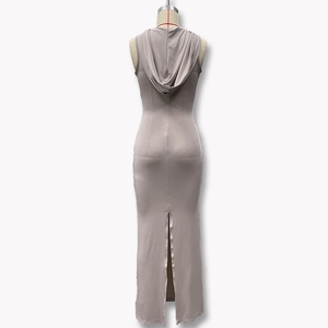 Détail de la fente arrière de cette robe à capuche sans manches taupe en coupe ajustée