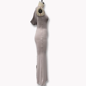 Vue latérale détaillée d'une robe longue à capuche sans manches et coupe ajustée mauve