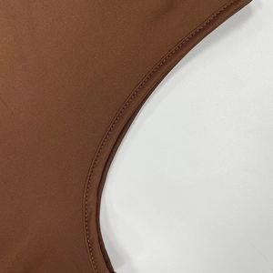 Vue macro détaillée de la couture professionnelle et du tissu en maille marron foncé
