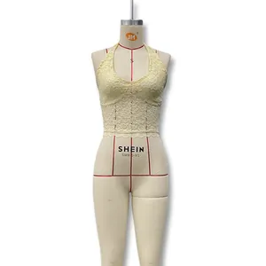 Vue détaillée du débardeur dos nu en dentelle ajourée beige aux motifs floraux raffinés