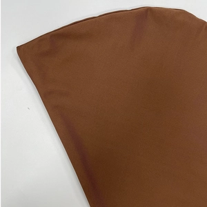 Gros plan détaillé du tissu en maille marron de la robe sans manches avec couture de qualité