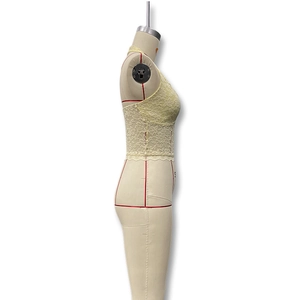 Vue latérale du haut licou en dentelle jaune clair avec motifs ajourés et ourlet festonné