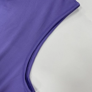 Détail du tissu en maille côtelée violette montrant les finitions de couture double