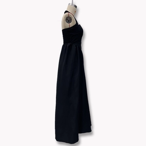 Detailansicht der gesmokten Taille und des Neckholder-Designs am schwarzen Maxikleid