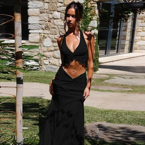 Détail de l'ensemble deux pièces noir avec crop top dos nu et jupe longue taille haute