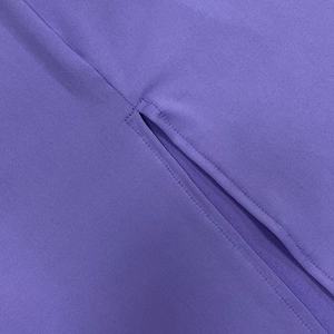 Détail de la robe sans manches violette montrant la texture et la fente arrière