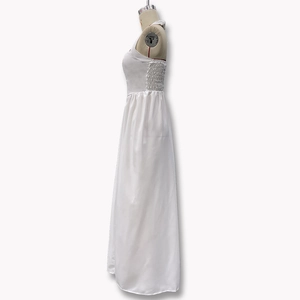 Detailansicht der seitlichen Raffung und der Taille an diesem weißen ärmellosen Kleid