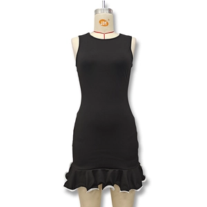 Detail von Rüschensaum und weißer Paspelierung an schwarzem ärmellosem Slim-Fit-Kleid